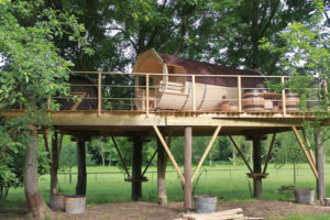 cabane-tonneau-dans-les-arbres