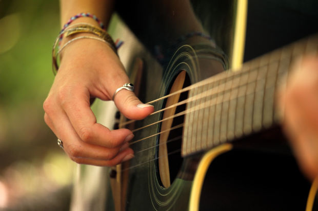 Entretenir sa guitare classique : nos conseils et astuces